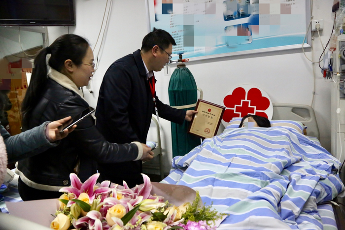重庆市红十字会领导看望小杨